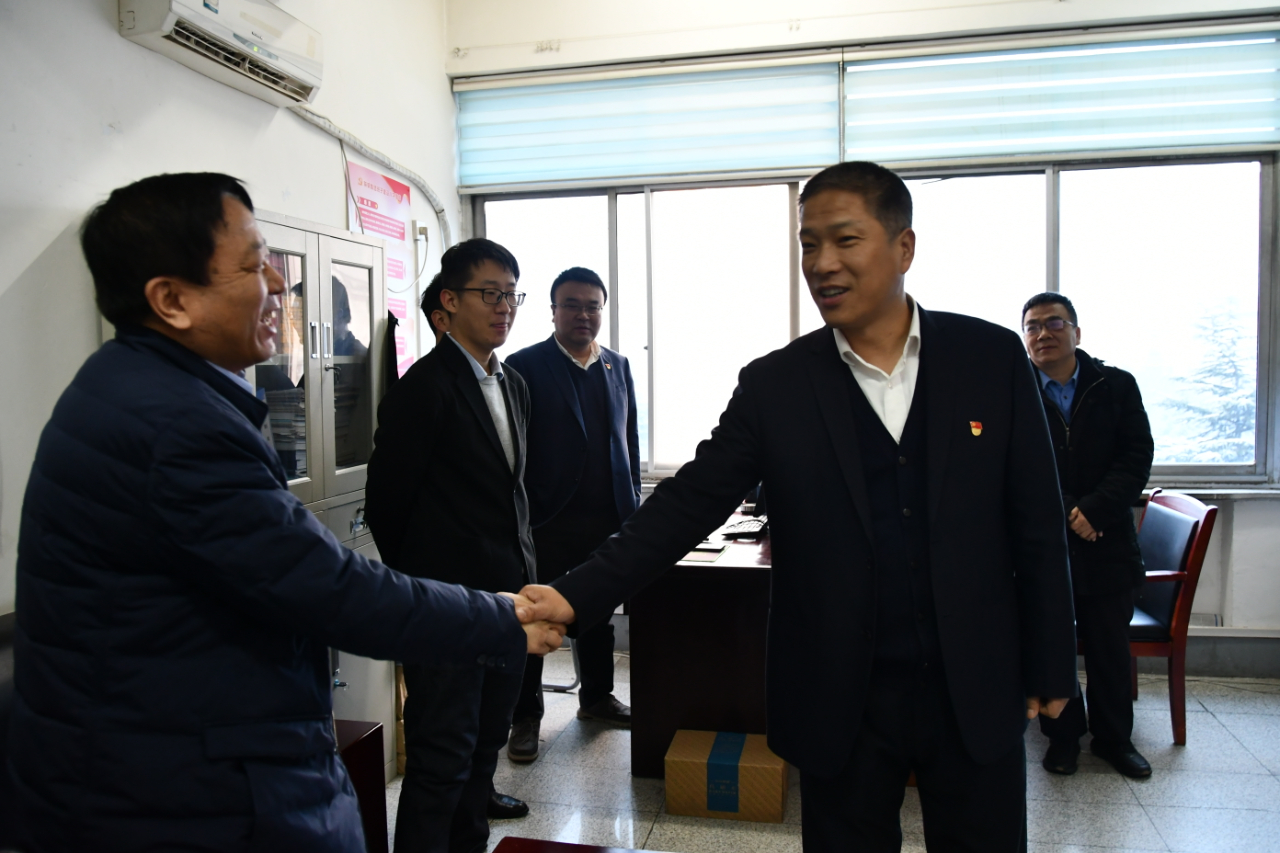 咬定目标不放松 收假收心启新程——龙钢集团领导班子慰问机关职工 咬定目标不放松 收假收心启新程——龙钢集团领导班子慰问机关职工