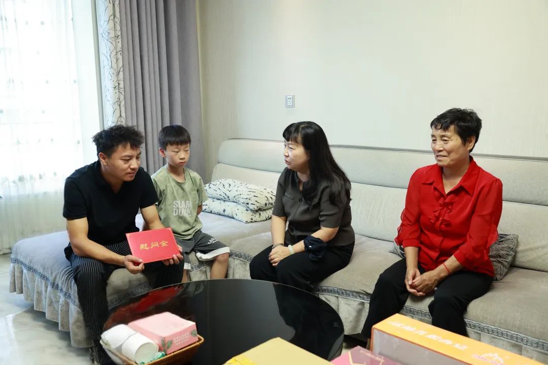 省机冶建工会主席刘小萍到陕钢集团汉钢公司“送清凉”慰问