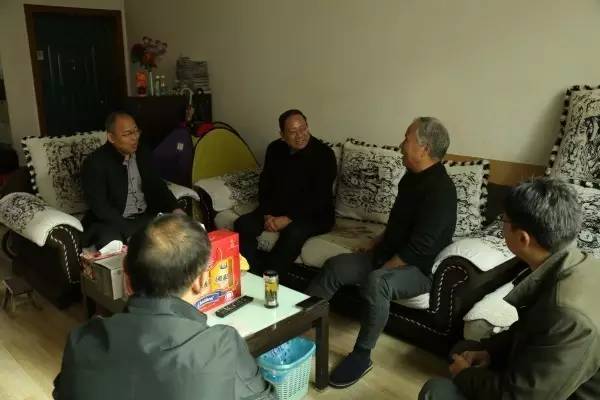 龙钢集团党政领导深入西钢公司看望慰问老党员