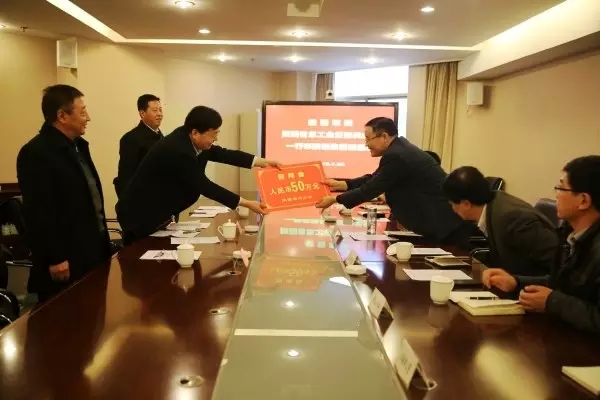 省总工会副主席王宏兵一行来陕钢集团送温暖  慰问了宝轧公司困难职工