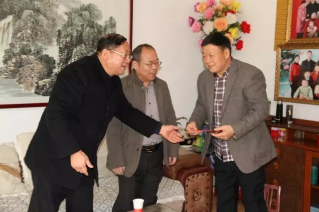 龙钢集团公司党政工领导到韩城片区看望慰问离退休老干部