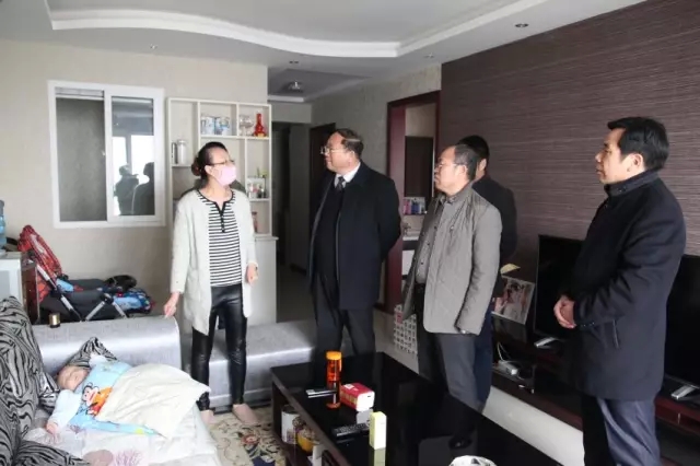 龙钢集团为杜彬家庭捐款并看望慰问