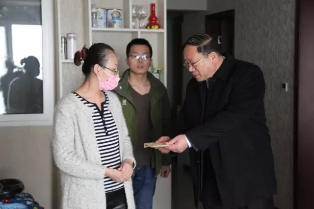 龙钢集团为杜彬家庭捐款并看望慰问
