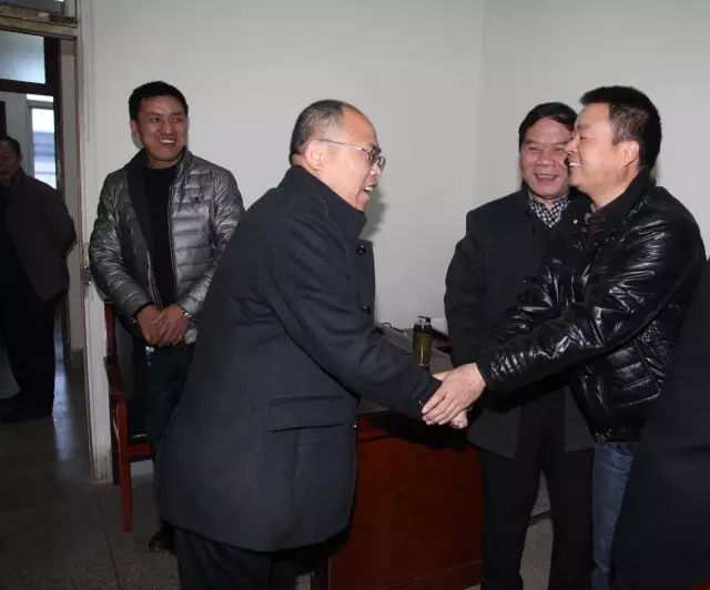 龙钢集团党政领导慰问机关干部