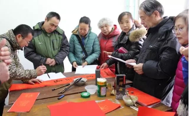 龙钢集团开展“迎新春 送春联”活动