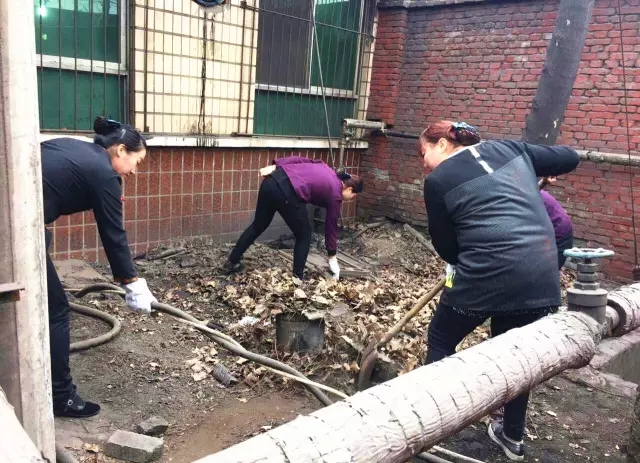 综合服务公司憩园宾馆积极组织员工开展义务劳动
