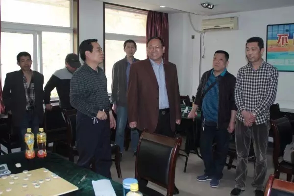 集团领导为备战“昆钢杯”棋牌赛队员鼓劲加 集团领导为备战“昆钢杯”棋牌赛队员鼓劲加