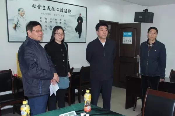 集团领导为备战“昆钢杯”棋牌赛队员鼓劲加 集团领导为备战“昆钢杯”棋牌赛队员鼓劲加
