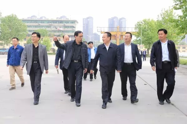 莲湖区区长到西钢、红光物流公司视察工作