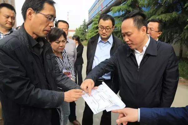 莲湖区区长到西钢、红光物流公司视察工作