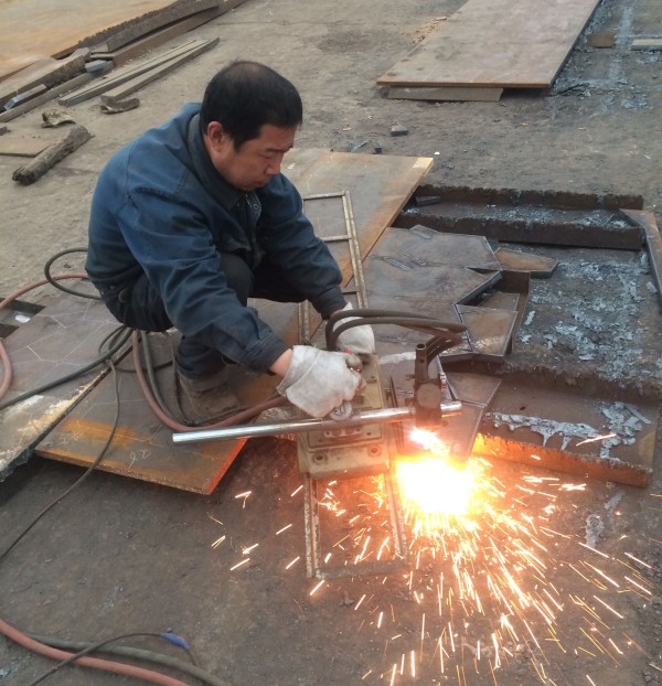 节资降耗记心间 加班加点赶生产---记华冶公司铆焊作业区的员工们 节资降耗记心间 加班加点赶生产---记华冶公司铆焊作业区的员工们