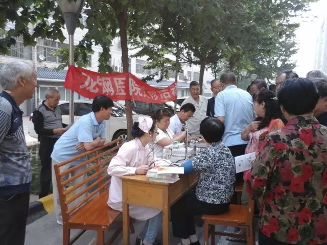 义诊服务进小区 物业服务暖人心 义诊服务进小区 物业服务暖人心