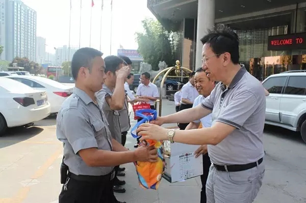 陕钢集团领导给高温岗位员工“送清凉” 陕钢集团领导给高温岗位员工“送清凉”
