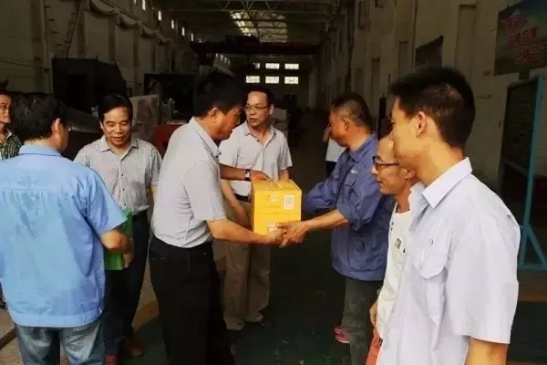陈敏锋到华冶公司“送清凉” 陈敏锋到华冶公司“送清凉”