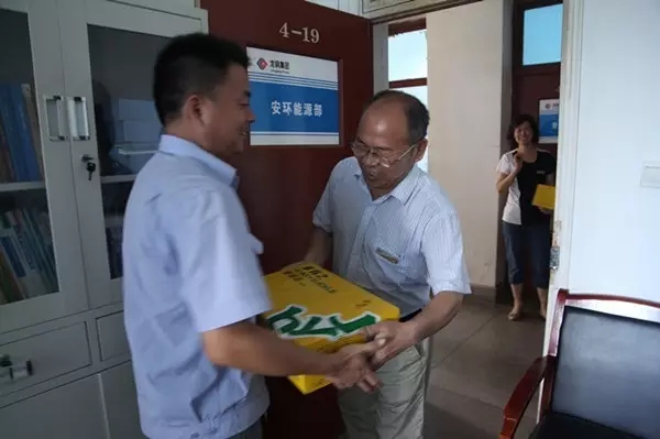 龙钢集团公司领导为广大职工“送清凉” 龙钢集团公司领导为广大职工“送清凉”
