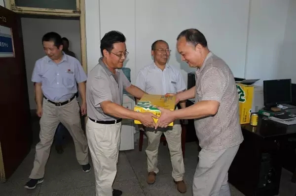 龙钢集团公司领导为广大职工“送清凉” 龙钢集团公司领导为广大职工“送清凉”