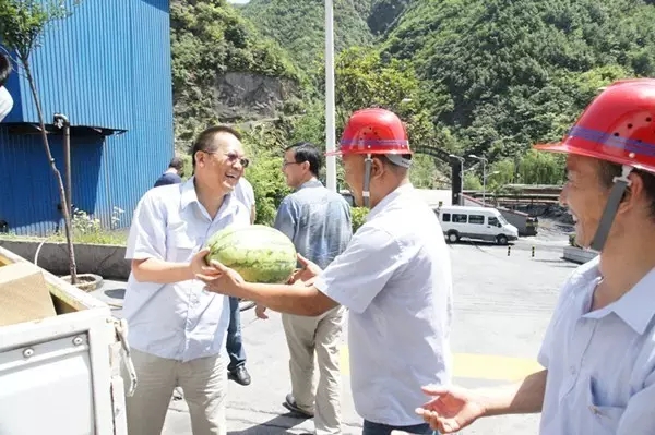 龙钢集团公司领导为广大职工“送清凉” 龙钢集团公司领导为广大职工“送清凉”