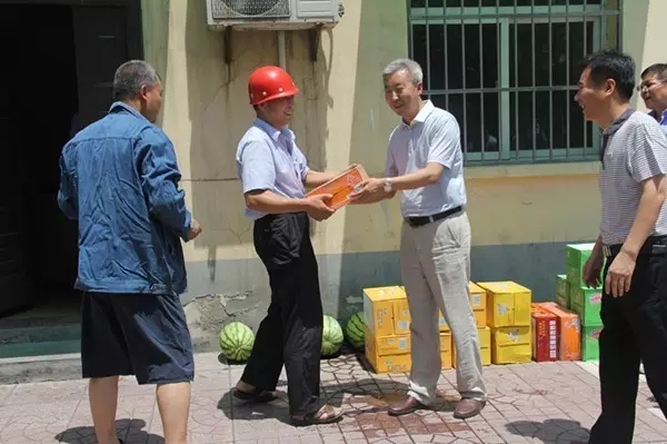 龙钢集团公司领导为广大职工“送清凉” 龙钢集团公司领导为广大职工“送清凉”
