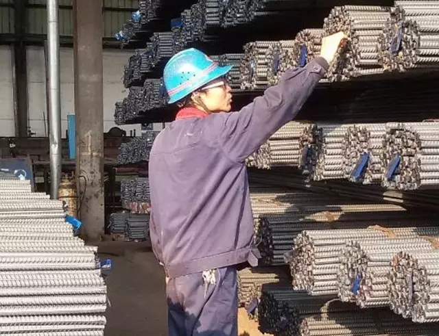 穿行在钢材垛中的“小人物”