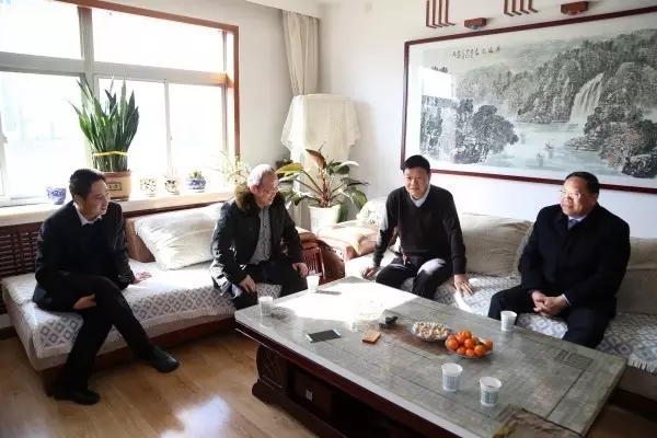 龙钢集团公司党政领导节前看望慰问韩城片区离退休老干部