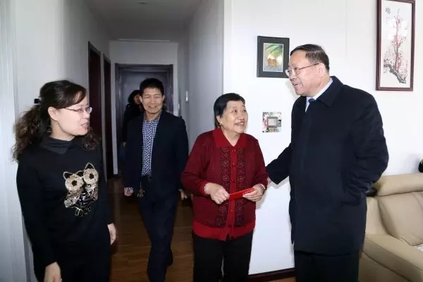 龙钢集团公司党政领导节前看望慰问韩城片区离退休老干部