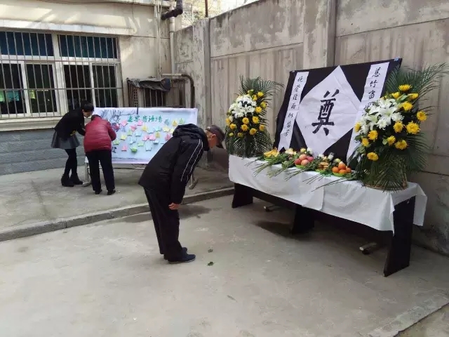 西钢物业小区举行首场公祭活动 鲜花环保祭亲人