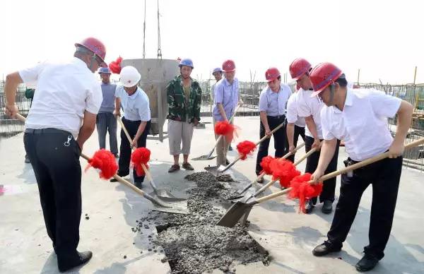 龙钢集团综合服务公司韩城禹锦园小区4#、5#住宅楼顺利封顶