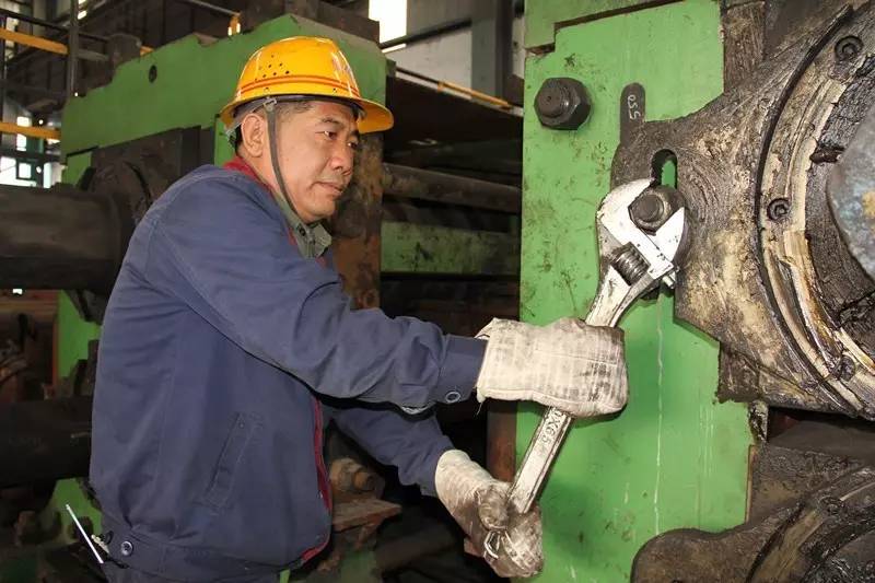 轧线生产的领头雁---记龙钢集团“四优”党员雷建武