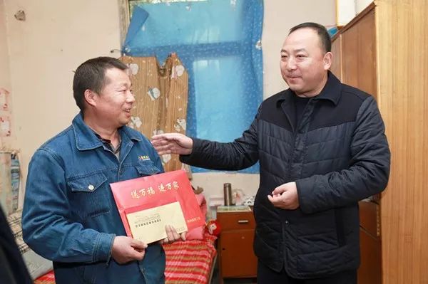 陕钢集团总经理助理杜东兴一行慰问西钢困难职工