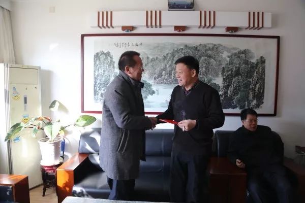 唐鑫一行看望集团公司离退休老干部及遗属 唐鑫一行看望集团公司离退休老干部及遗属