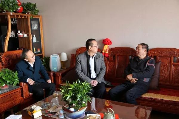 唐鑫一行看望集团公司离退休老干部及遗属 唐鑫一行看望集团公司离退休老干部及遗属