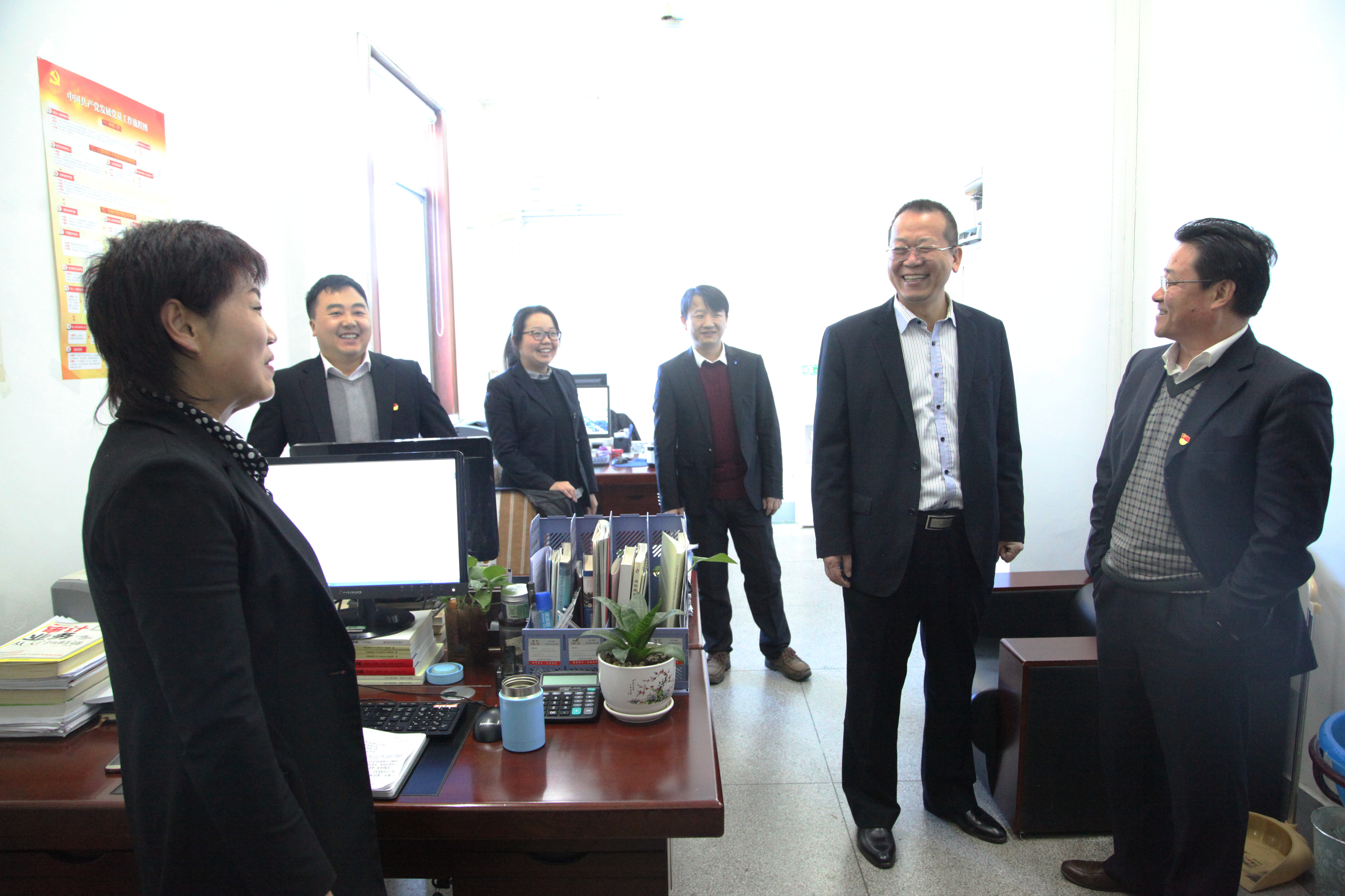 龙钢集团公司领导班子慰问机关干部职工