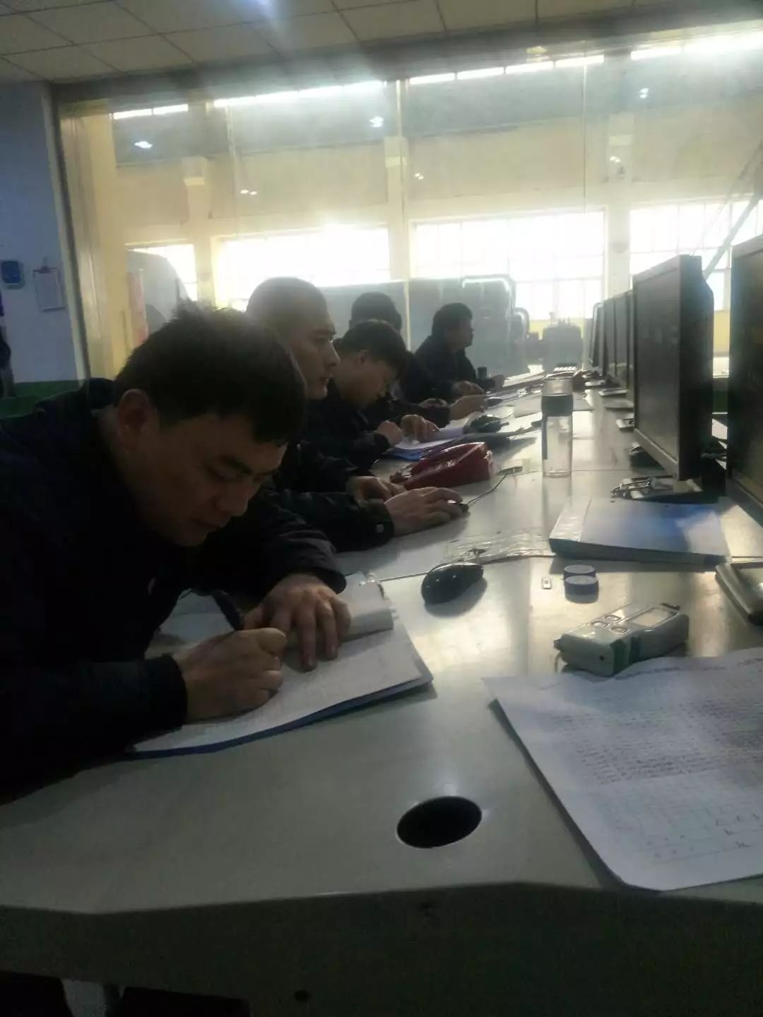 为坚守一线的他们点赞 为坚守一线的他们点赞