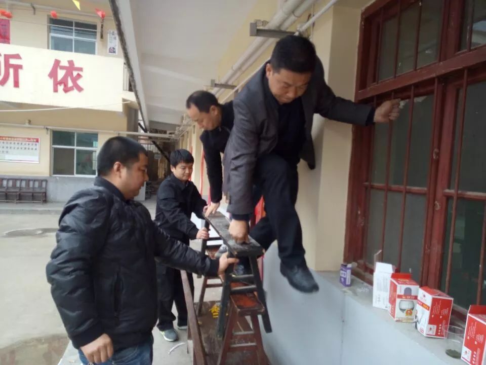 爱心在行动 争做“活雷锋”---大西沟矿业公司3.5雷锋活动日侧记 爱心在行动 争做“活雷锋”---大西沟矿业公司3.5雷锋活动日侧记