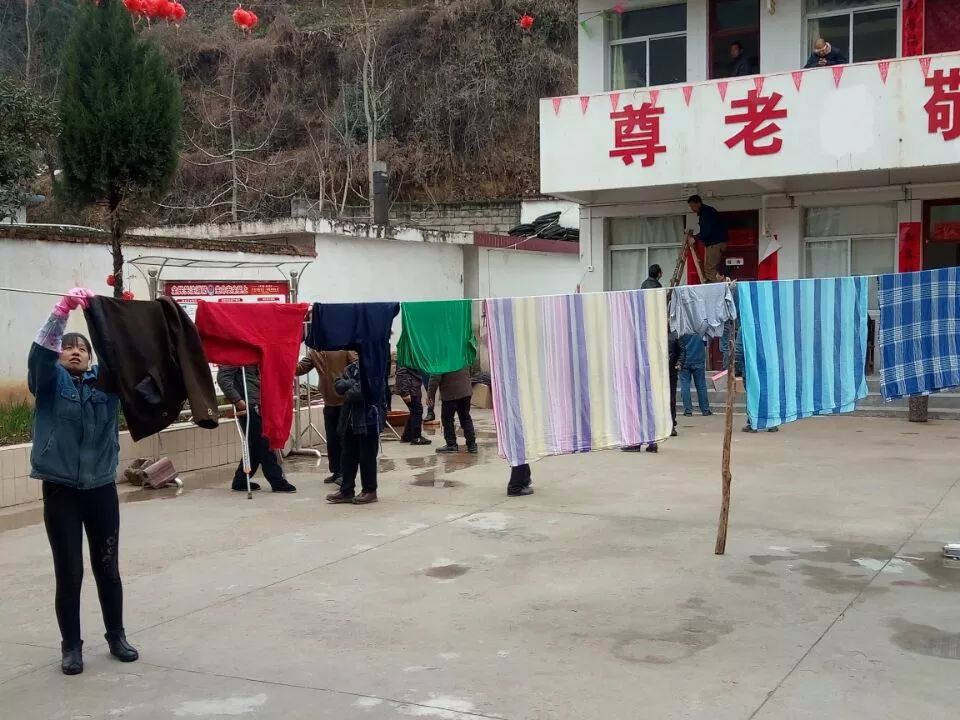 爱心在行动 争做“活雷锋”---大西沟矿业公司3.5雷锋活动日侧记 爱心在行动 争做“活雷锋”---大西沟矿业公司3.5雷锋活动日侧记