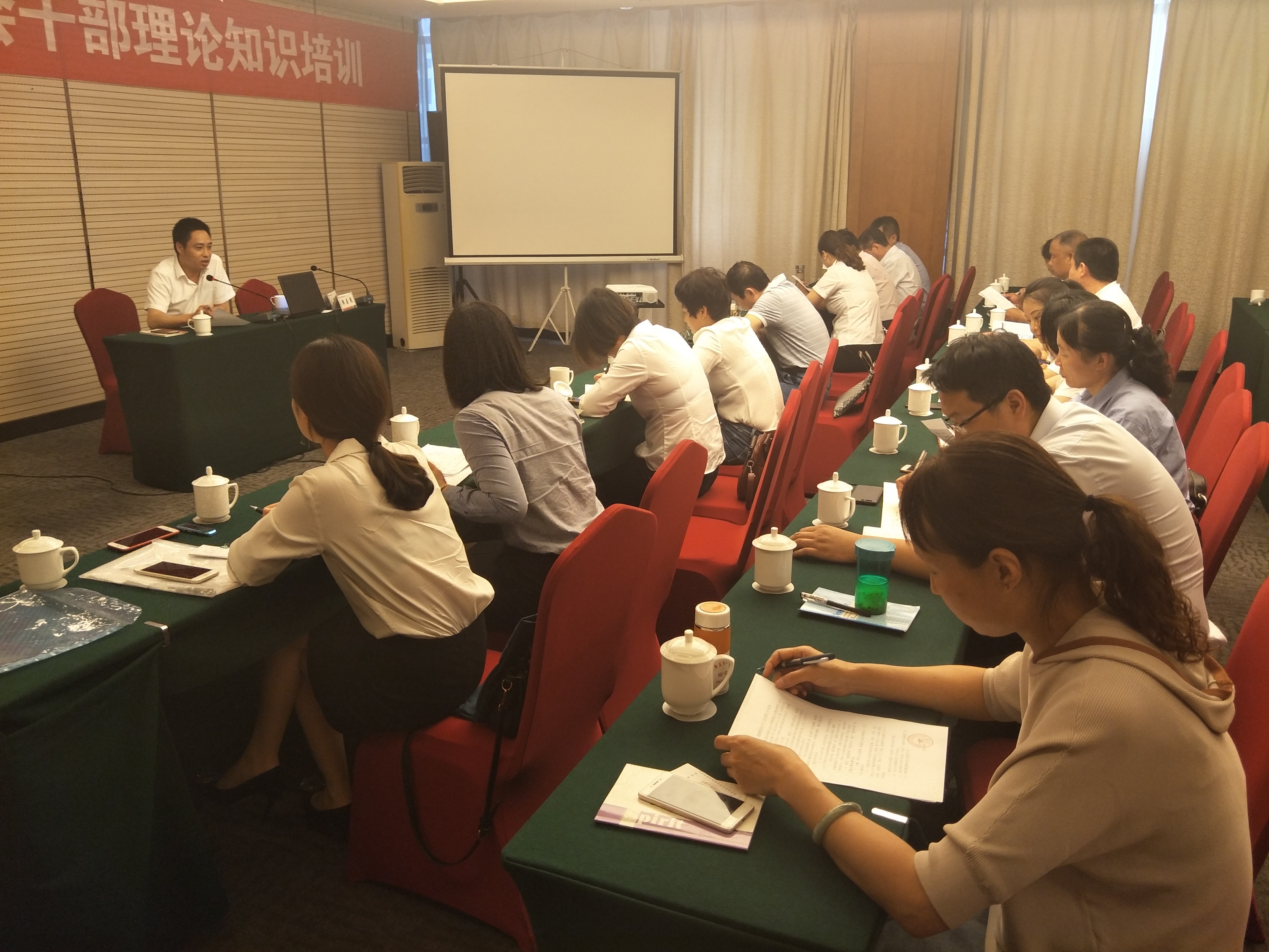 龙钢集团召开2018年二季度工会主席例会