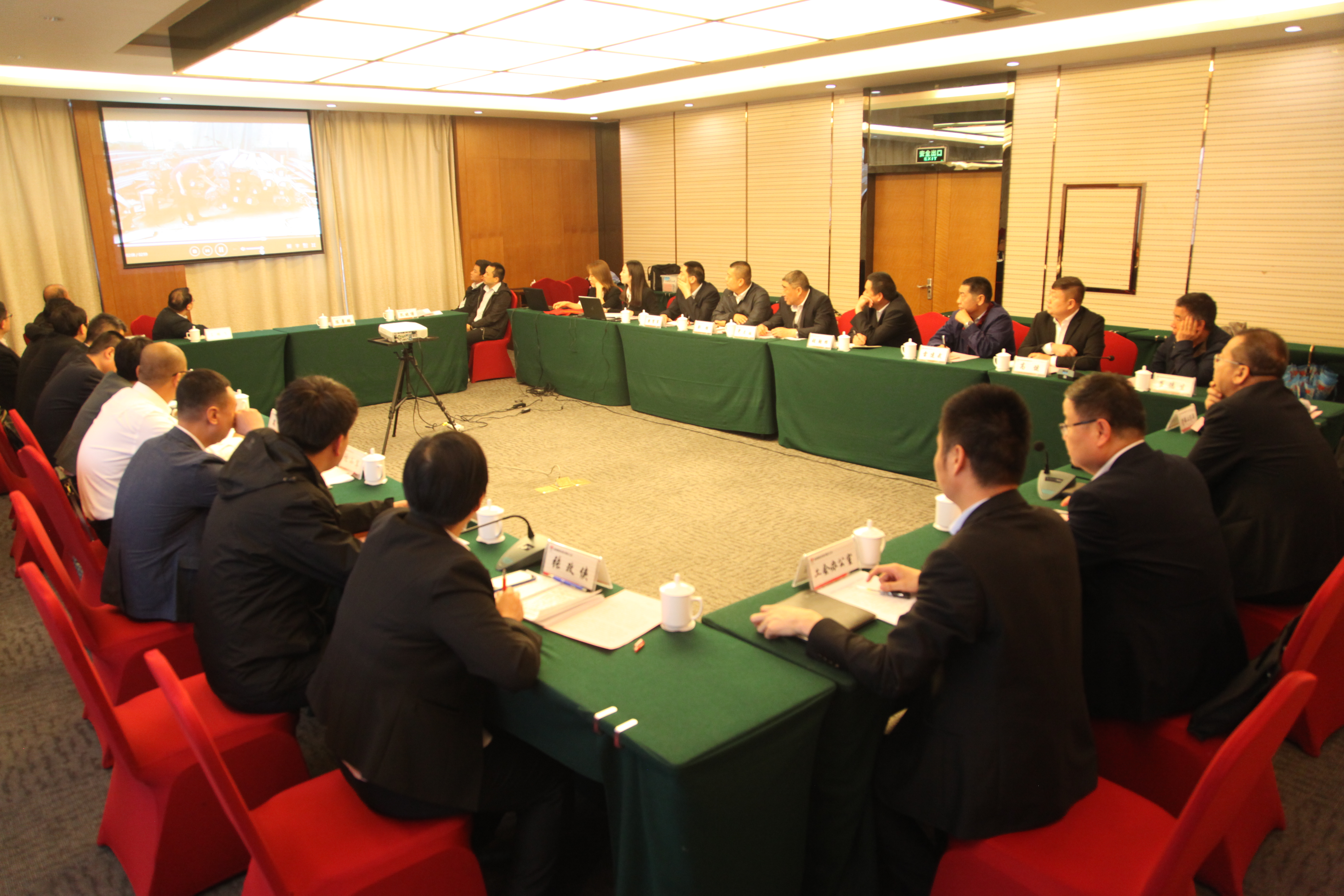 龙钢集团召开“学先进 讲事迹 谋发展 促转型”劳模座谈会