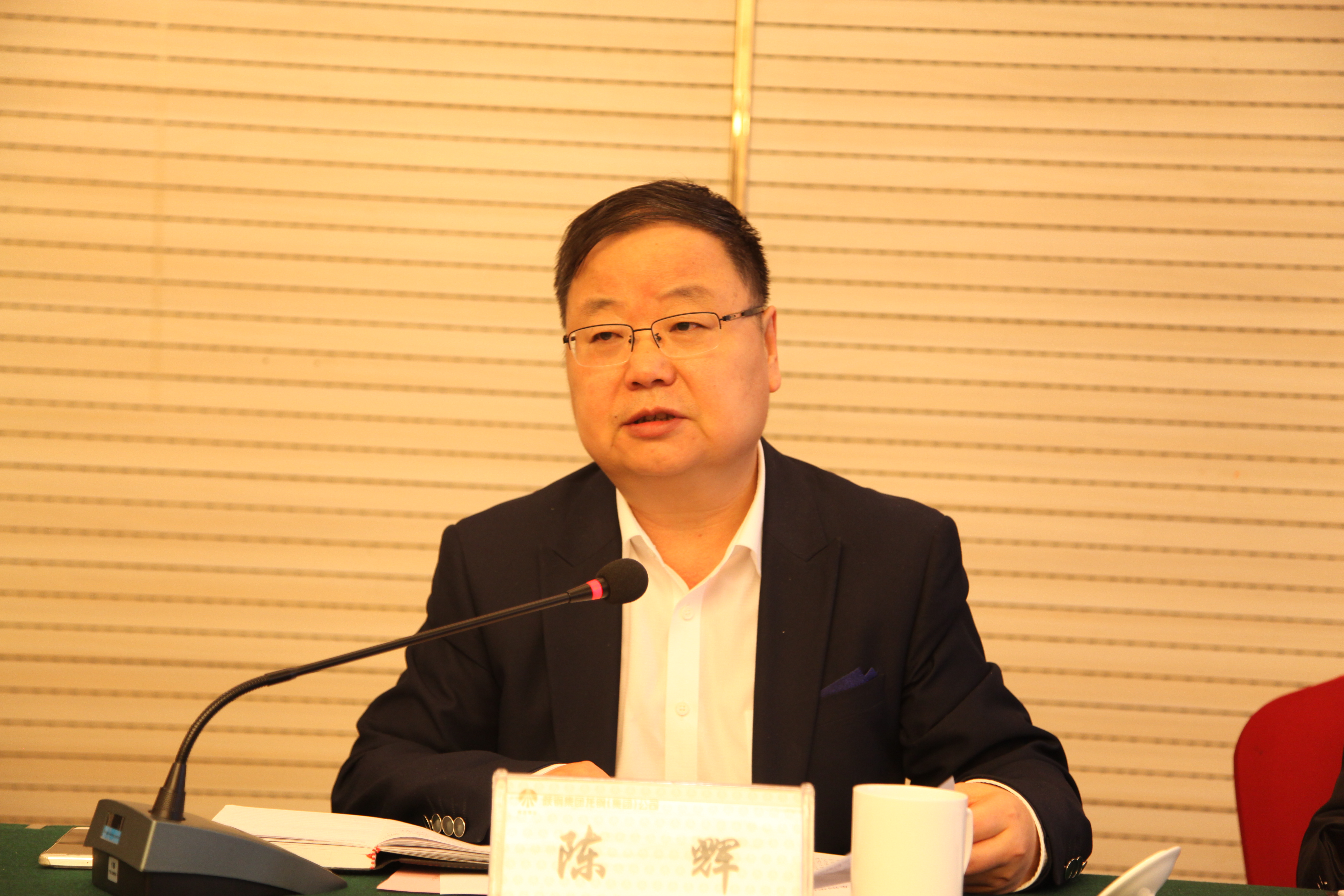 龙钢集团召开“学先进 讲事迹 谋发展 促转型”劳模座谈会