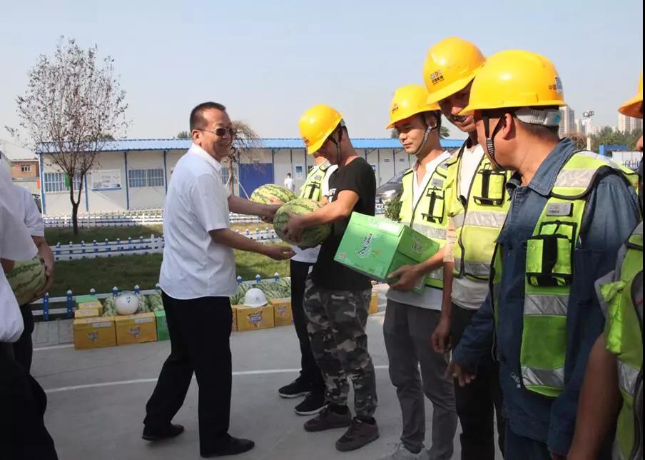 保障商品钢筋供应 提升产品增值服务——龙钢集团到中国葛洲坝集团、中铁二十局集团工地慰问送清凉 保障商品钢筋供应 提升产品增值服务——龙钢集团到中国葛洲坝集团、中铁二十局集团工地慰问送清凉