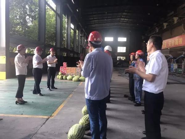龙钢集团领导到钢加公司生产车间慰问送清凉