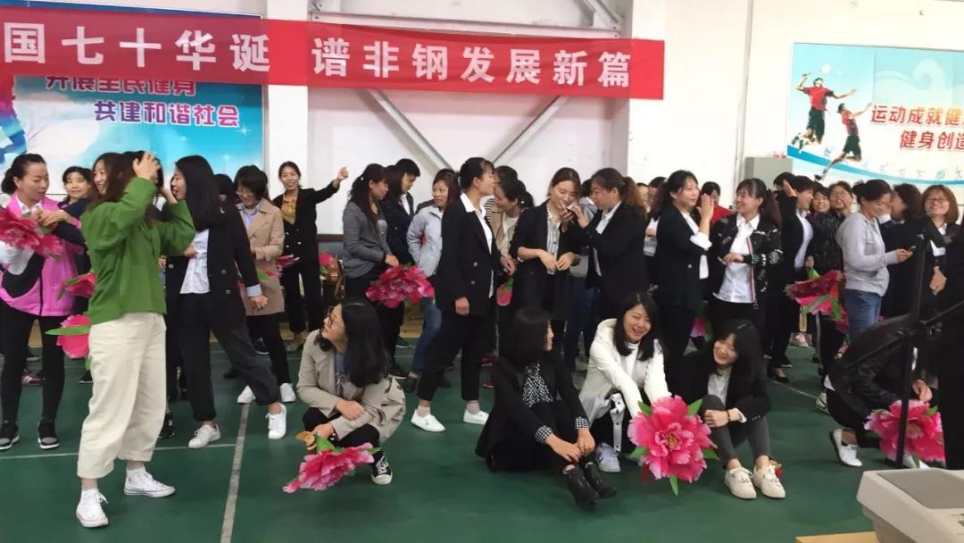嘹亮的颂歌 深情的祝福——龙钢集团百人合唱节目侧记 嘹亮的颂歌 深情的祝福——龙钢集团百人合唱节目侧记
