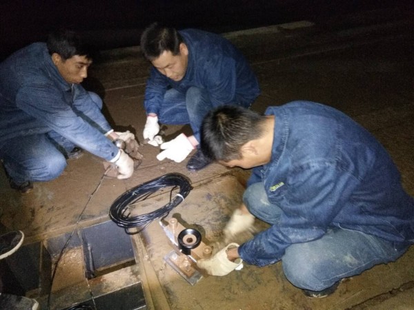 秋末矿山夜色中的一束光亮 秋末矿山夜色中的一束光亮