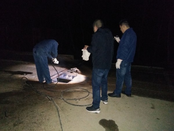 秋末矿山夜色中的一束光亮 秋末矿山夜色中的一束光亮