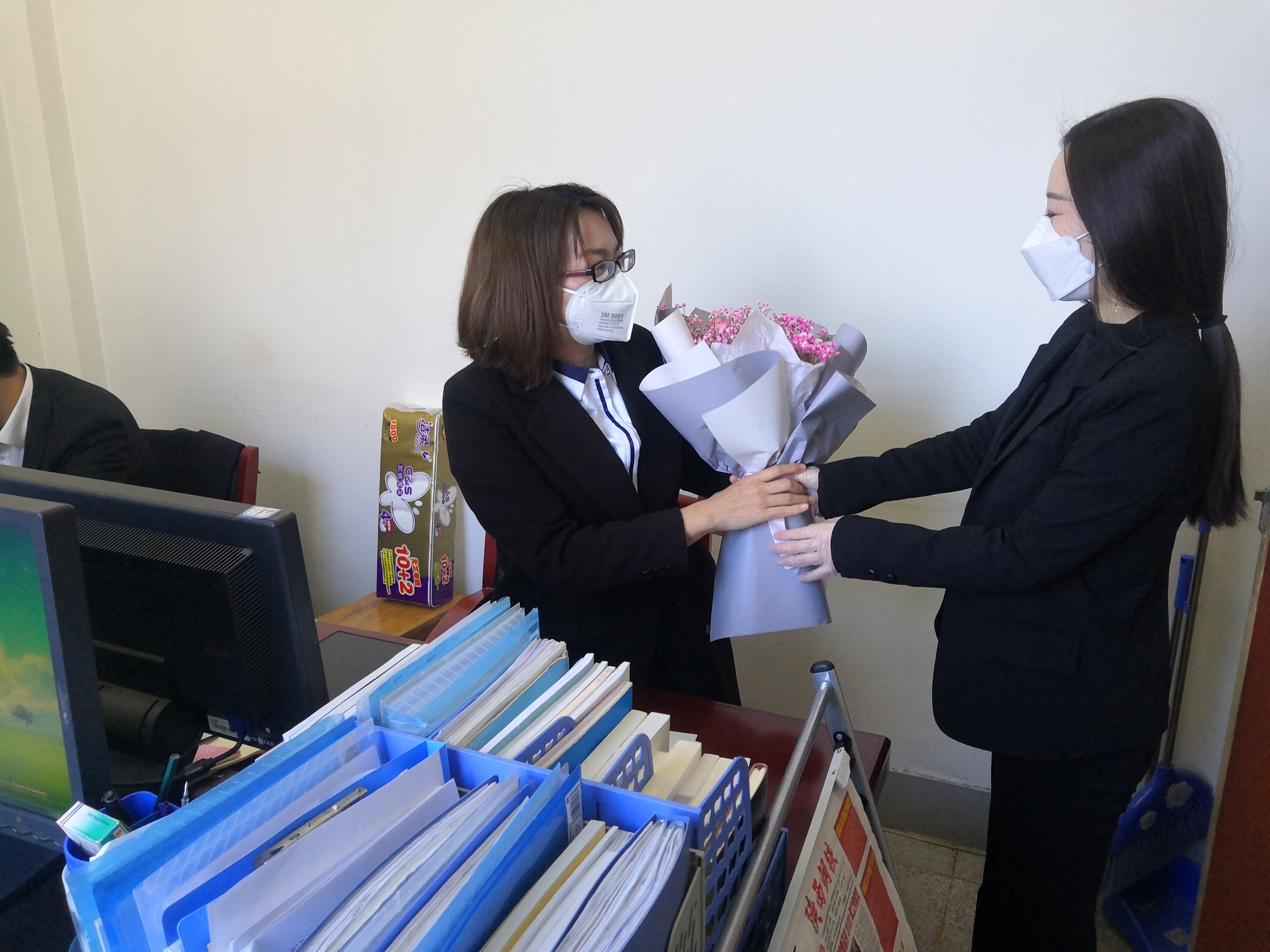 龙钢集团公司机关工会开展“三八”妇女节送鲜花活动
