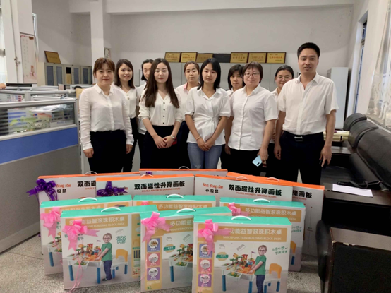 龙钢集团为职工子女发放“六一”礼物,祝愿孩子们儿童节快乐 龙钢集团为职工子女发放“六一”礼物,祝愿孩子们儿童节快乐