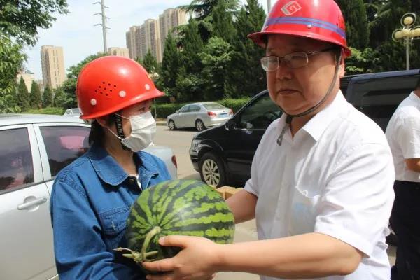 陈辉慰问西钢红光物流公司网笼加工车间员工