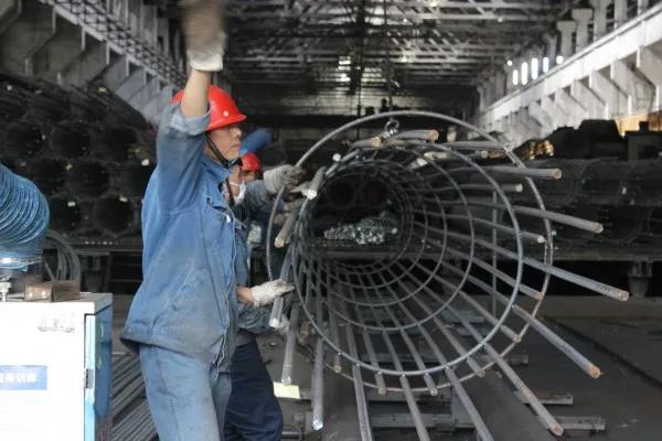 陈辉慰问西钢红光物流公司网笼加工车间员工