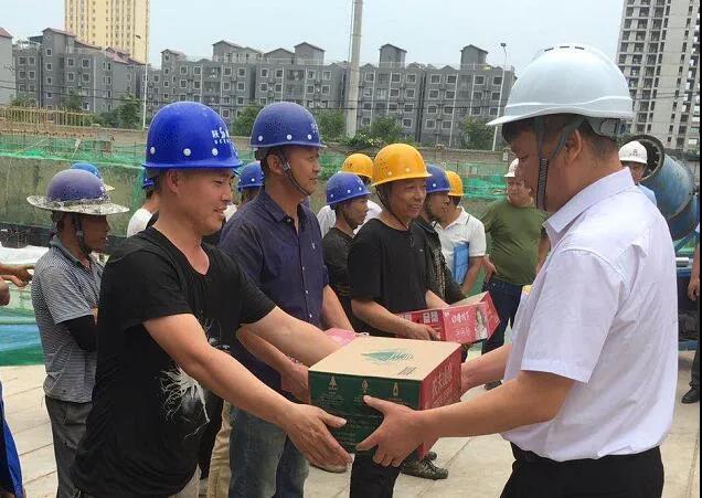 龙钢集团慰问西安“禹龙”商品钢筋直供项目工地