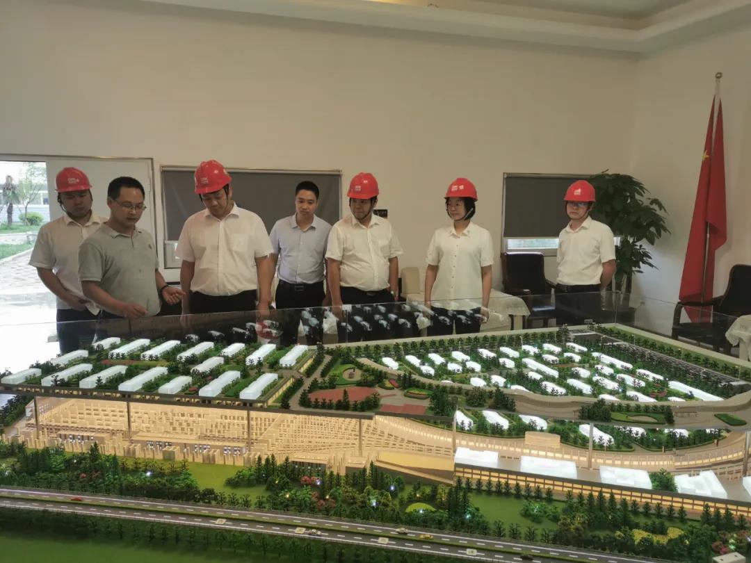 鄂陕携手共促三秦建设 国家脊梁展现企业担当——龙钢集团获赠锦旗 鄂陕携手共促三秦建设 国家脊梁展现企业担当——龙钢集团获赠锦旗