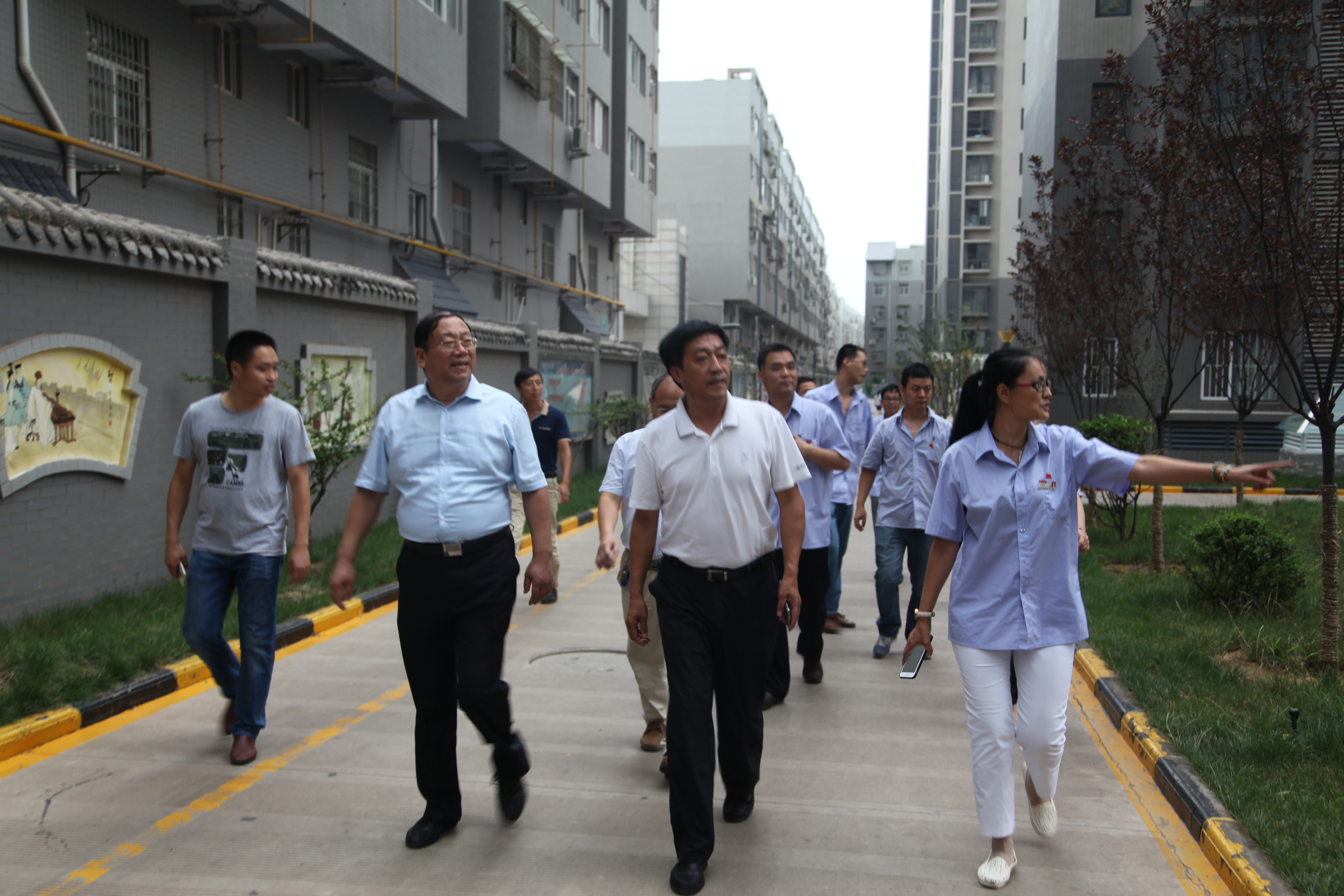 陕钢集团工会主席陈敏锋到禹锦园小区慰问“送清凉”